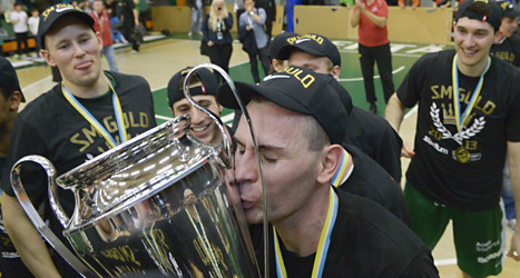 Södertäljes spelare firar att de vunnit SM-guld i basket. Foto: Janerik Henriksson/Scanpix.